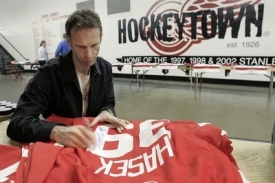 Dominik Hašek místo boje o Stanley Cup podepisoval dresy...