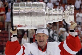 Dominik Hašek s trofejí pro vítěze NHL Dominik Hašek s trofejí pro vítěze NHL