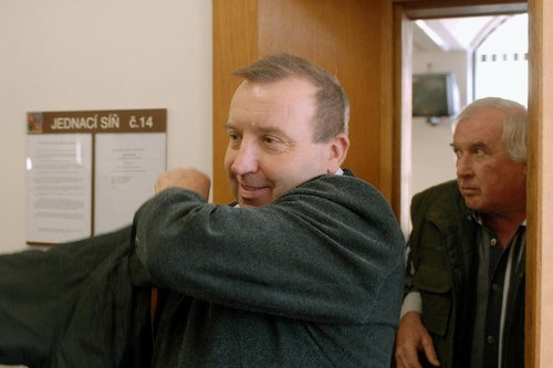 Jan Hauptman a Pavel Staněk odcházejí od Okresního soudu v Příbrami.