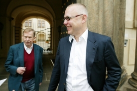 V&aacute;clav Havel a Zdeněk Bakala odch&aacute;zej&iacute; z jedn&aacute;n&iacute; s ministrem kultury.