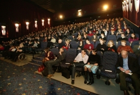 Zaplněný filmový sál před uvedením dokumentu Občan Havel.