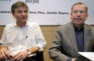 Dramatik Václav Havel a režisér David Radok se účastní TK. Dramatik Václav Havel a režisér David Radok se účastní TK.