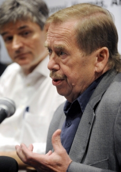 V&aacute;clav Havel se &uacute;častn&iacute; TK u př&iacute;ležitosti premi&eacute;ry Odch&aacute;zen&iacute;.