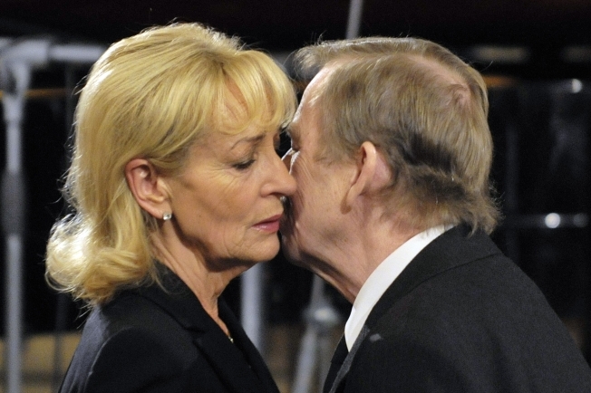 Václav Havel kondoluje vdově Dagmar Kollerové. Václav Havel kondoluje vdově Dagmar Kollerové.