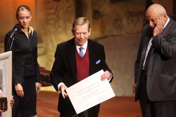 Prezident se v nemocnici léčí od 12. ledna, teď by mohl domů. Prezident se v nemocnici léčí od 12. ledna, teď by mohl domů.