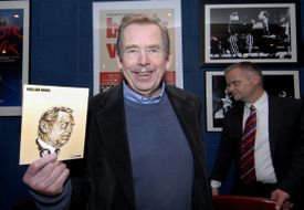 Václav Havel drží v rukou svazek své nové hry Odcházení.