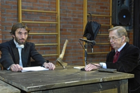 Václav Havel při scénickém čtení prvního dějství hry Odcházení.