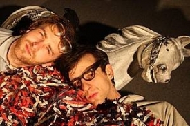 Ve scénické show účinkují Pavel Gajdoš a Jan Grundman.