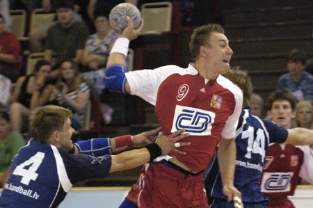 Filip Jícha a Margots Valkovskis (vlevo) z Lotyšska 