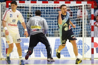 Brankář Štochl loví míč z branky po jednom ze slovinských gólů. 