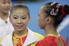 Čínské gymnastky Che Kche-sin (vlevo) a Jang I-lin na OH v Pekingu. Čínské gymnastky Che Kche-sin (vlevo) a Jang I-lin na OH v Pekingu.