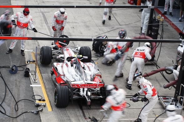 Heikki Kovalainen v boxech při kvalifikaci v Silverstonu.