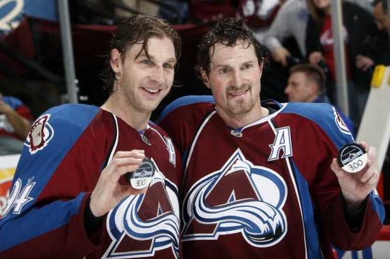 Milan Hejduk (vpravo) a jeho spoluhráč Ryan Smyth s &quot;jubilejními&quot; puky