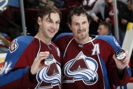Milan Hejduk (vpravo) a jeho spoluhráč Ryan Smyth s 