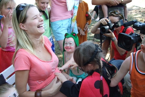 Helena Houdová ve společnosti dětí.