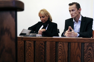 Žalovaný Jaromír Helešic se svou právní zástupkyní.
