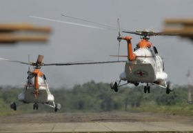 Venezuelské vrtulníky letí pro propuštěné rukojmí FARC. Venezuelské vrtulníky letí pro propuštěné rukojmí FARC.