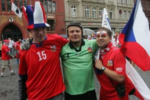 Fanoušek z Beskyd, dvojník Petra Čecha (uprostřed).