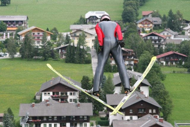Sedmadvacetiletý odvážlivec letí z můstku v Ramsau.