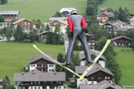 Sedmadvacetiletý odvážlivec letí z můstku v Ramsau.
