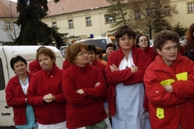 Zaměstnanci Klenerova ústavu demonstrují zatím jen před budovou.