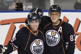 Sam Gagner a Aleš Hemský oslavují gól do brány Calgary.