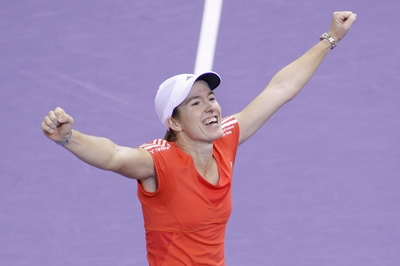 Justine Heninová slaví triumf na Turnaji mistryň. Justine Heninová slaví triumf na Turnaji mistryň.
