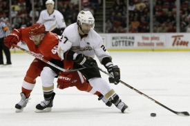 Henrik Zetterberg a Anaheim Ducks bojuj&iacute; o puk.
