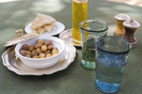 Občerstvení s aperitivem na egyptském stole.