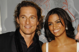 Matthew McConaughey s přítelkyní Camillou Alvesovou. 