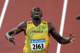 Usian Bolt v c&iacute;li olympijsk&eacute;ho sprintu na 200 metrů.