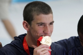 Michael Phelps s jednou z osmi zlat&yacute;ch olympijsk&yacute;ch medail&iacute;.