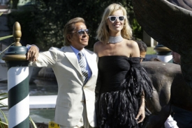 Eva Herzigová září vedle návrháře Valentina v Benátkách.