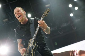 Koncertu se fanou&scaron;ci nedočkali, Hetfield dostal vir&oacute;zu.