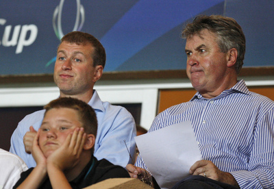 Guss Hiddink vedle majitele Chelsea Romana Abramoviče.