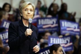Clintonové se nedaří podle očekávání, naději upírá k superdelegátům.