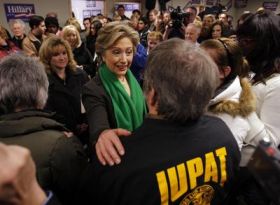 Hillary Clintonov&aacute; na setk&aacute;n&iacute; s Iowsk&yacute;mi voliči.