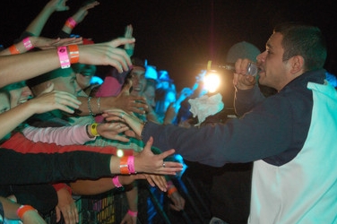 Rapper Indy ze skupiny Indy&Wich se zdraví s návštěvníky festivalu Hip Hop Jam