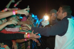 Rapper Indy ze skupiny Indy&Wich se zdraví s návštěvníky festivalu Hip Hop Jam