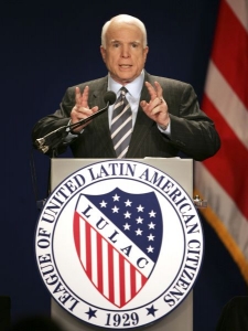 John McCain je na tom za oceánem daleko hůř.
