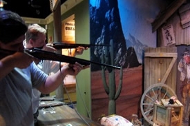 Návštěvník se může postavit i pistolníkům Divokého západu. Návštěvník se může postavit i pistolníkům Divokého západu.