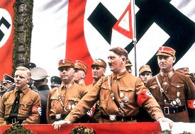Adolf Hitler na řečnick&eacute; tribuně