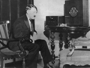 Adolf Hitler poslouchá hudbu