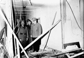 Hitler po nezdařen&eacute;m atent&aacute;tu 20. července 1944.