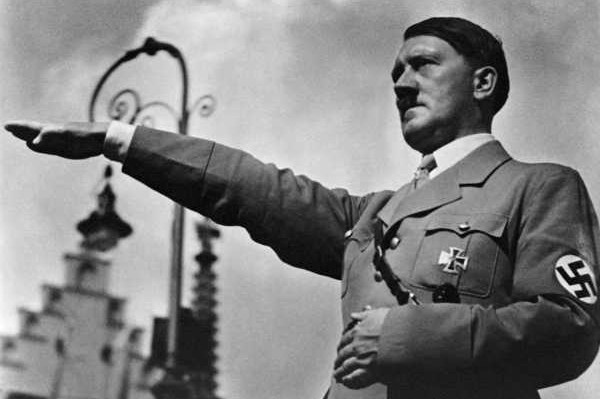 Adolf Hitler &quot;vyhrál&quot; anketu o nejhoršího fotbalového fanouška.