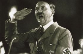 Hitler. Pro mnohé podmanivý a charismatický řečník.