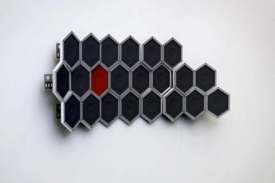 Reproduktory The Hive připomínají plástev.