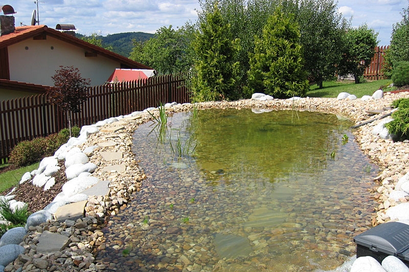 Lidé si místo bazénů pořizují zahradní jezírka. Lidé si místo bazénů pořizují zahradní jezírka.