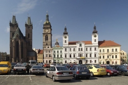 Ceny letí v Hradci nahoru. Lidé letos zaplatí víc třeba na parkovném.