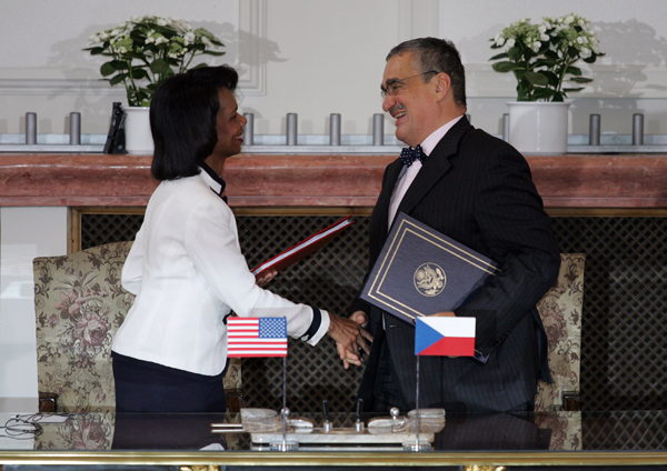 Smlouvu o radaru podepsali Condoleezza Riceová a Karel Schwarzenberg.